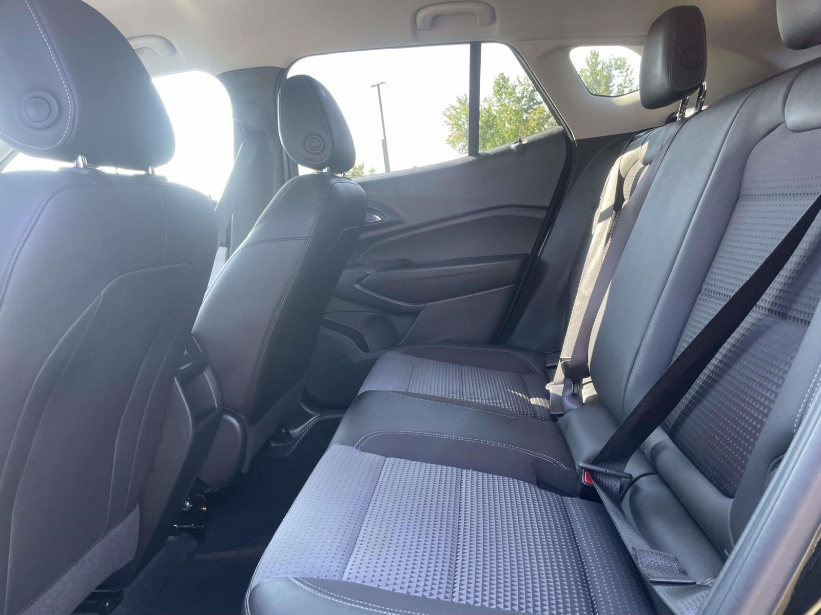 Used 2025 Chevrolet Trax LT w/ LT Convenience Package FWD image 9