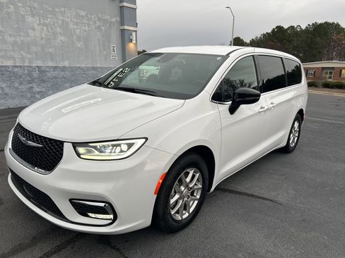 Used 2025 Chrysler Pacifica Select image 3