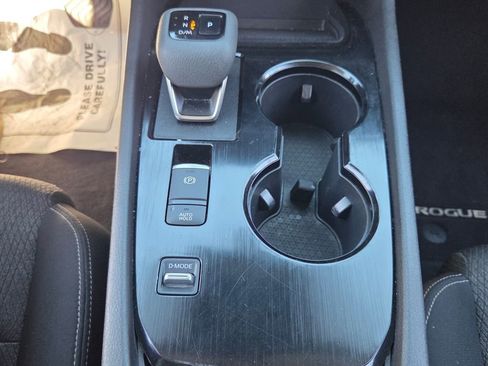 Used 2025 Nissan Rogue SV image 17