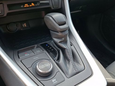 Used 2025 Toyota RAV4 XLE AWD/4WD image 15