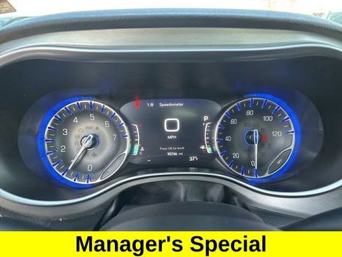 Used 2023 Chrysler Pacifica Limited w/ Uconnect Theater Family Group image 15