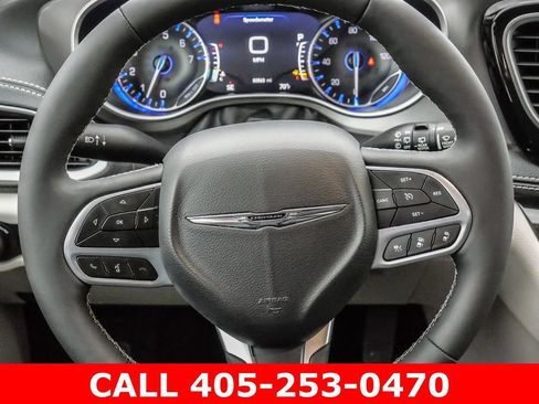 Used 2024 Chrysler Pacifica Touring-L AWD/4WD image 46