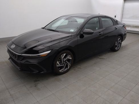 Used 2025 Hyundai Elantra Sport FWD image 2