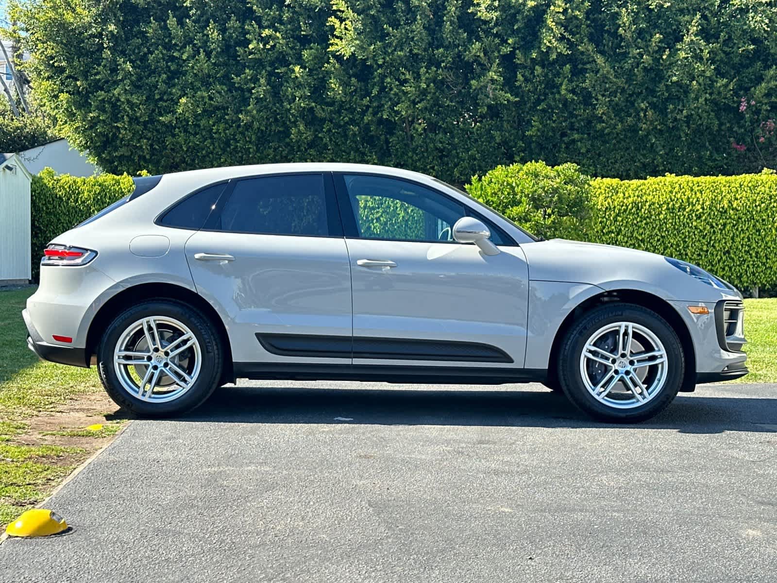 Certified 2025 Porsche Macan AWD/4WD image 9