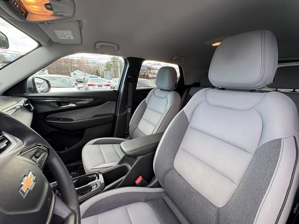 Used 2025 Chevrolet TrailBlazer LT AWD/4WD image 21