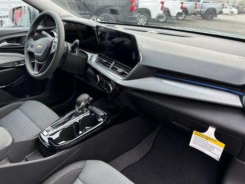 Used 2025 Chevrolet Trax LT FWD image 36