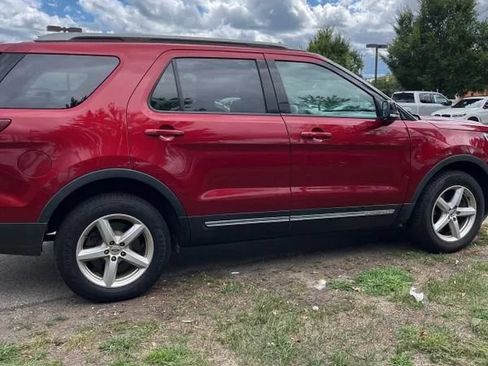 Used 2017 Ford Explorer XLT w/ Equipment Group 202A AWD/4WD image 10