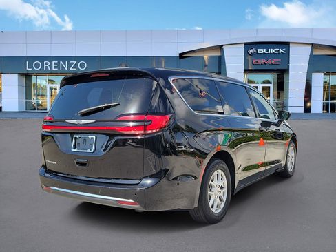 Used 2024 Chrysler Pacifica Touring-L FWD image 5