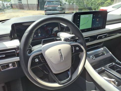 Used 2025 Lincoln Aviator AWD image 6