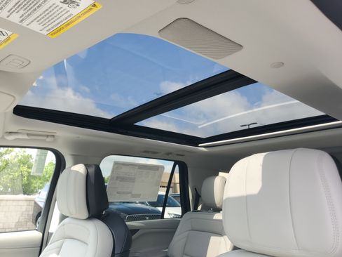 New 2026 Lincoln Navigator Reserve w/ Jet Appearance Package AWD/4WD image 11