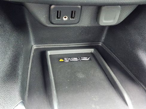 Used 2023 Chevrolet Traverse LT FWD image 17