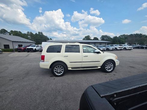 Used 2009 Chrysler Aspen Limited RWD image 4