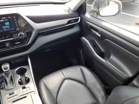 Used 2020 Toyota Highlander XLE image 18