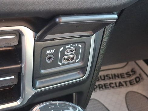 Used 2025 Jeep Wrangler Unlimited Sahara AWD/4WD image 24
