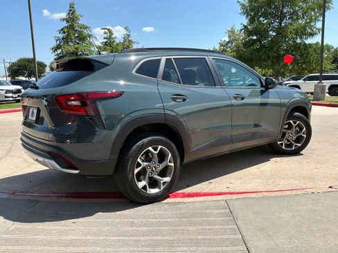 Used 2025 Chevrolet Trax LT FWD image 6