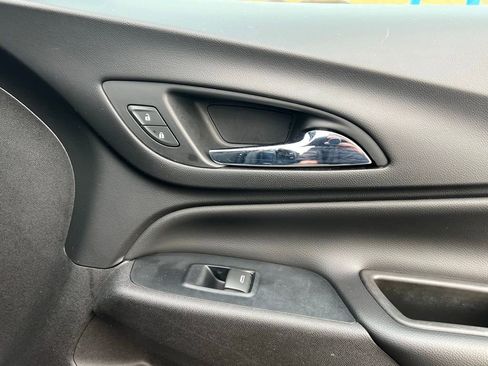 Used 2018 Chevrolet Equinox LT image 17