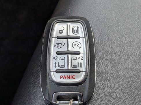 Used 2024 Chrysler Pacifica Limited FWD image 31