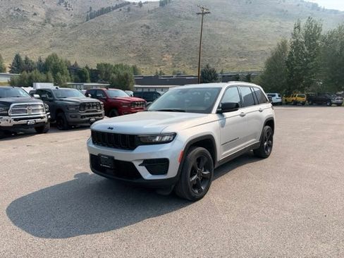 Used 2023 Jeep Grand Cherokee Altitude AWD/4WD image 2