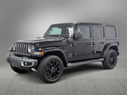 Used 2025 Jeep Wrangler Sahara w/ Safety Group image 4