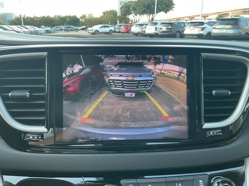 Used 2024 Chrysler Pacifica Touring-L FWD image 27