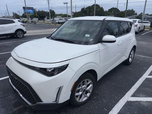Used 2023 Kia Soul LX w/ LX Technology Package FWD image 1