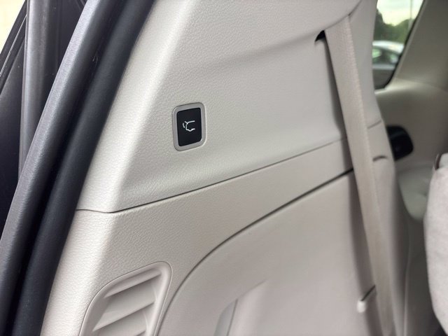 Used 2017 Chrysler Pacifica Limited w/ UConnect Theater Package FWD image 21
