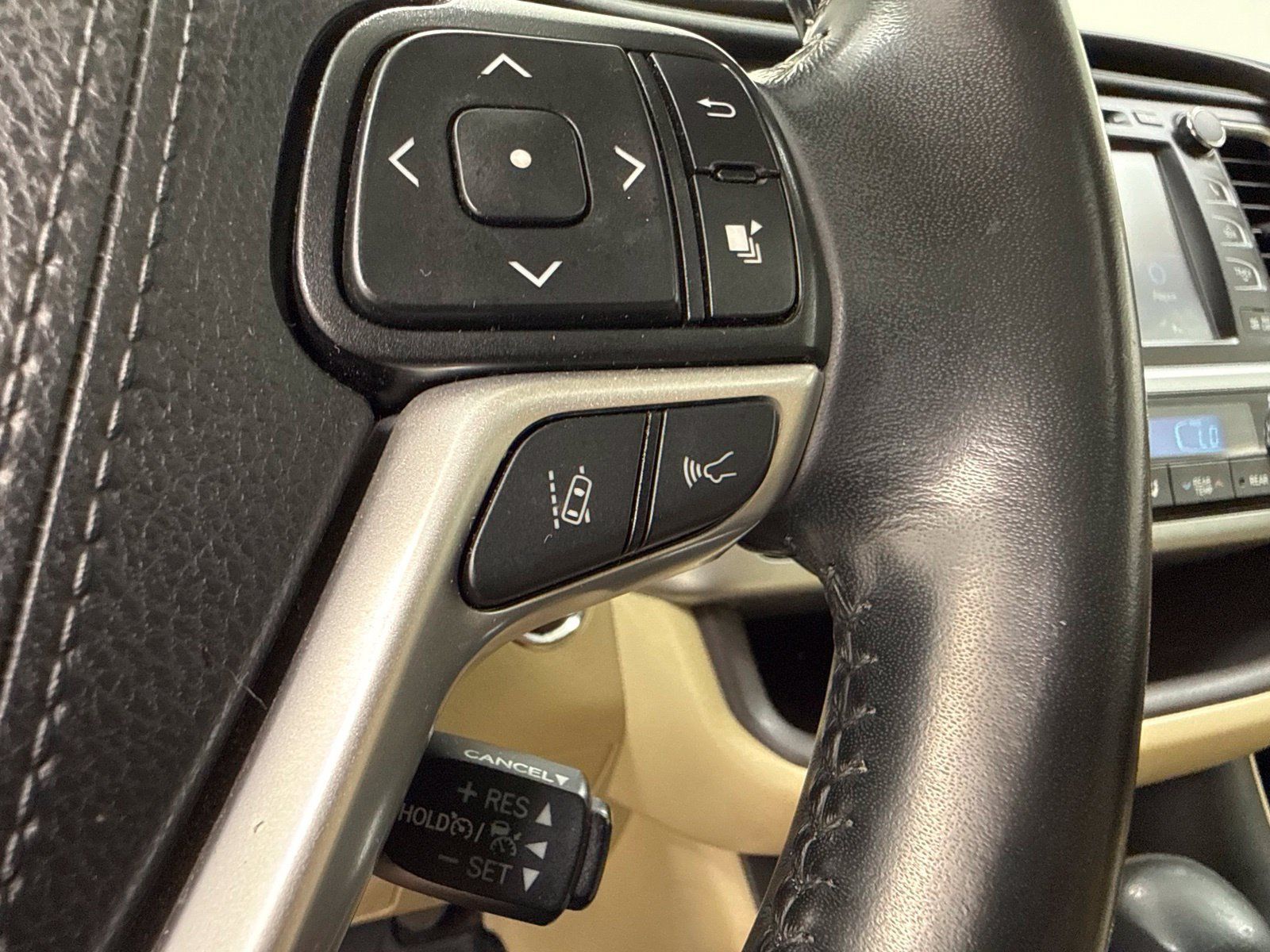 Used 2019 Toyota Highlander XLE FWD image 18