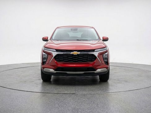 Used 2025 Chevrolet Trax LT FWD image 2