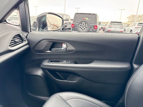 Used 2025 Chrysler Pacifica Select w/ Uconnect Theater Family Group image 27