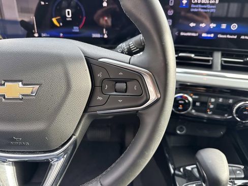 Used 2025 Chevrolet Trax LT w/ LT Convenience Package image 24