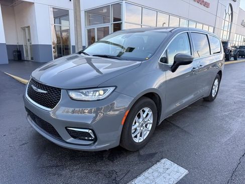 Used 2023 Chrysler Pacifica Touring-L image 4