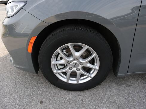 Used 2025 Chrysler Pacifica Select image 13