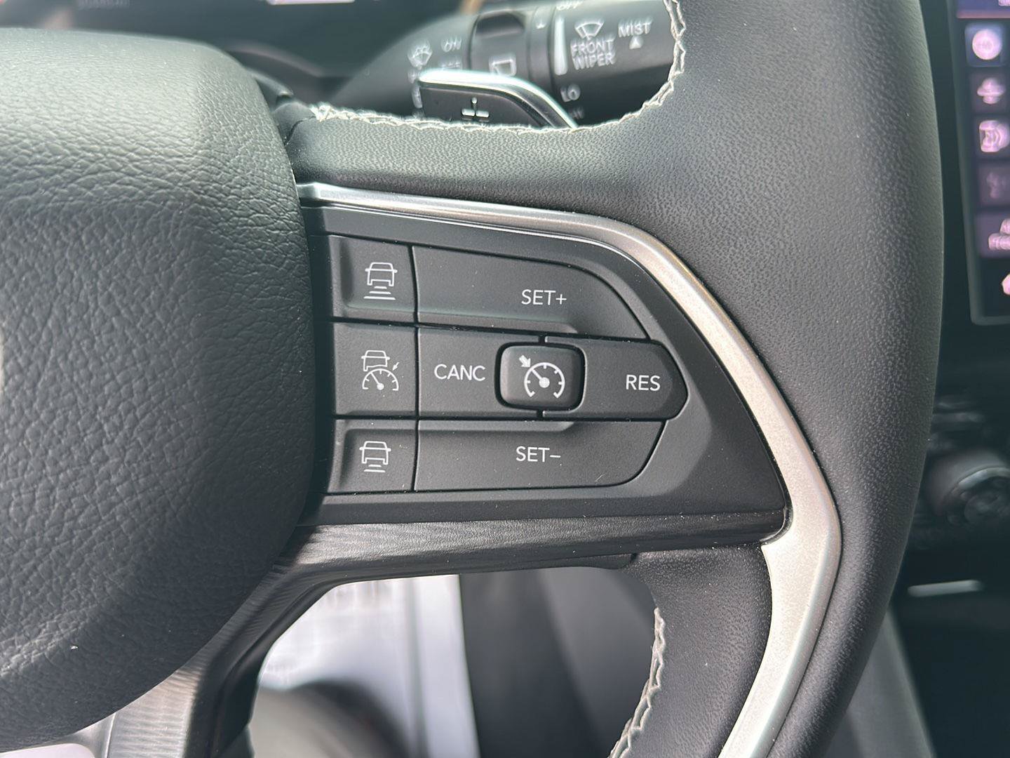 Used 2025 Jeep Grand Cherokee Laredo X w/ Luxury Tech Group I AWD/4WD image 13
