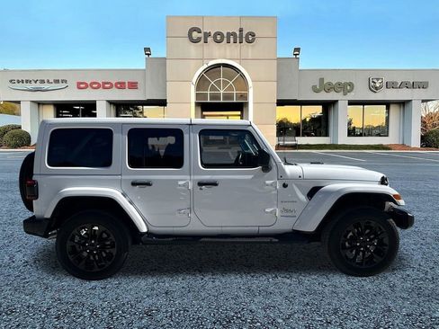 Used 2022 Jeep Wrangler Unlimited Sahara image 2