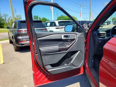 Used 2020 Ford Explorer XLT w/ Equipment Group 202A AWD/4WD image 8