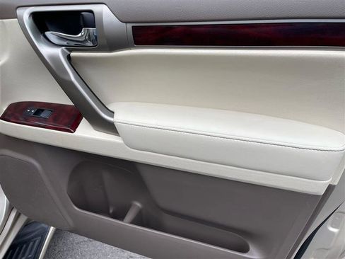 Used 2011 Lexus GX 460 image 24