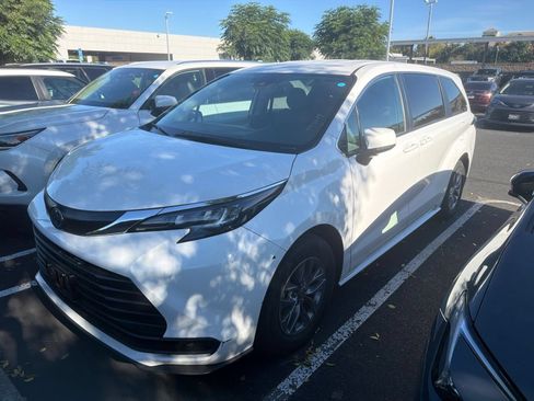Used 2024 Toyota Sienna LE AWD/4WD image 4