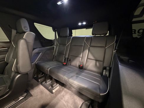 Used 2023 Cadillac Escalade Premium Luxury AWD/4WD image 25