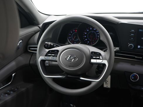 Used 2023 Hyundai Elantra SE image 14