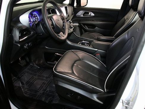Used 2025 Chrysler Pacifica Limited image 12