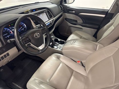 Used 2019 Toyota Highlander XLE AWD/4WD image 18