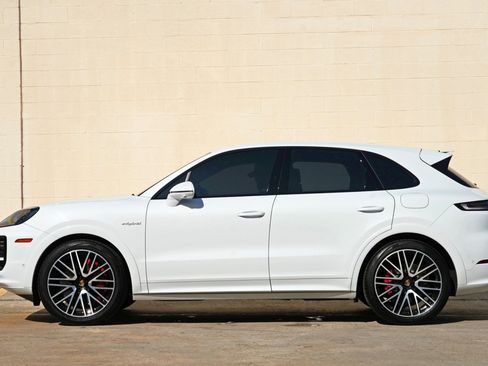 Used 2024 Porsche Cayenne Turbo AWD/4WD image 9