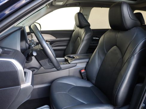 Used 2025 Toyota Grand Highlander AWD image 16