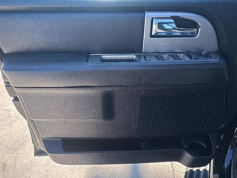 Used 2016 Ford Expedition XLT image 12