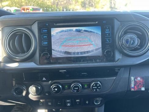 Used 2018 Toyota Tacoma TRD Sport w/ Technology Package image 13