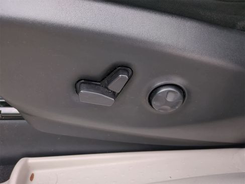 Used 2023 Chrysler Pacifica Touring-L image 17