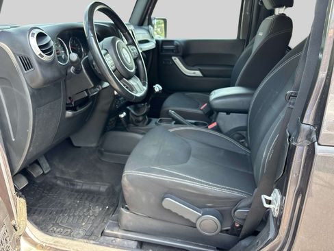 Used 2016 Jeep Wrangler Sahara w/ Connectivity Group AWD/4WD image 10
