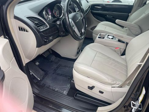 Used 2013 Chrysler Town & Country Touring-L w/ Entertainment Group #2 FWD image 31