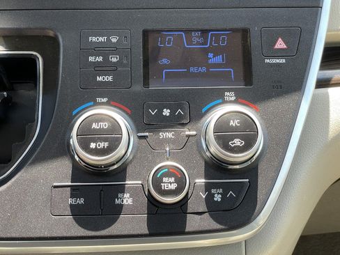 Used 2015 Toyota Sienna XLE Premium FWD image 30