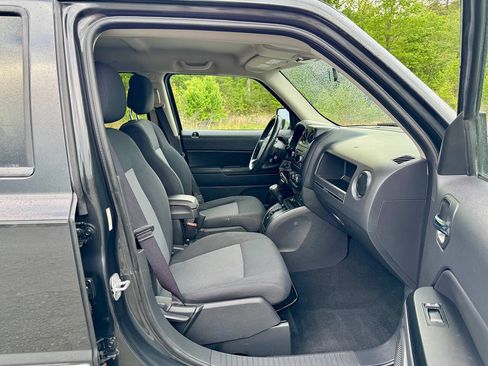 Used 2010 Jeep Patriot Latitude AWD/4WD image 12